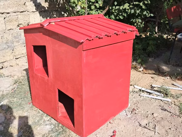 İki bölməli qırmızı it/ pişik evi - Material: taxta konstruksiya