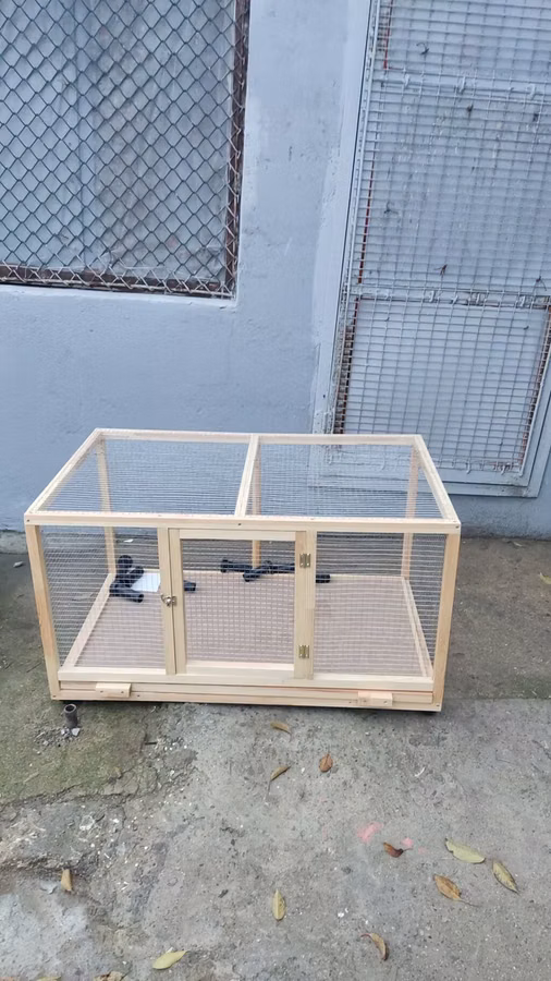 Taxta və metal torlu heyvan qəfəsi - Material: təbii ağac karkas, sıx
