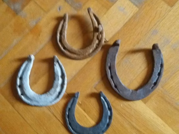 Bu dəmir at nalları müxtəlif ölçülərdə və rənglərdədir. Dörd naldan
