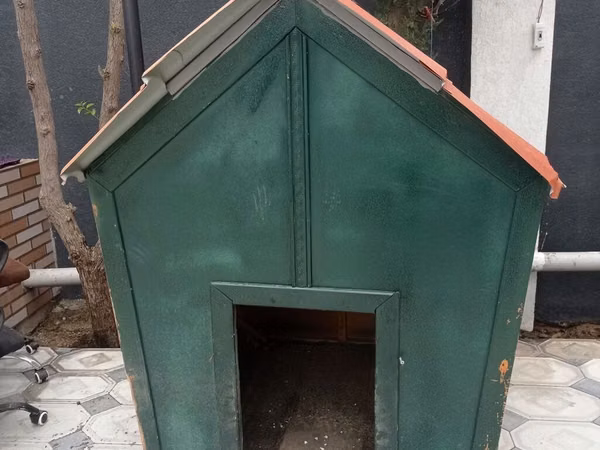 Metall dam örtüklü it evi - Material: bərk karkas, yanlar və ön hissə