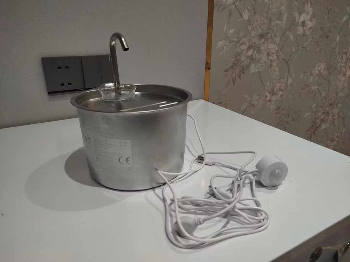 Pişik üçün paslanmayan su qabı. 2 litrlik. üstündə 20 ədəd filtrdən