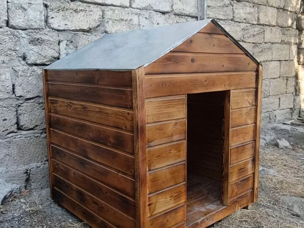 Taxta it evi - Material: keyfiyyətli taxta lövhələr, xaricdən