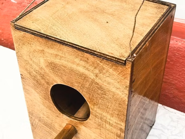 Taxta quş yuvası/küçəciyi - Material: təbii taxta, hamar cilalanmış