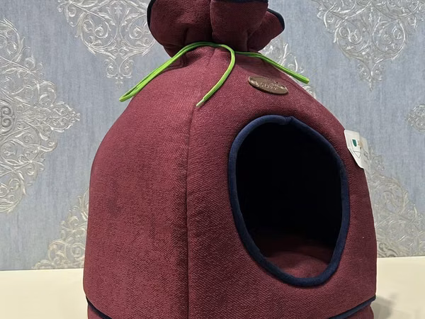 Ev heyvanları üçün qapalı yataq/evi - Rəng: Tünd bordo (kənarları