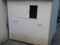 Quşxana/kümes – metal dam örtüklü, ağ rəngli, kompakt həcmli — foto 3