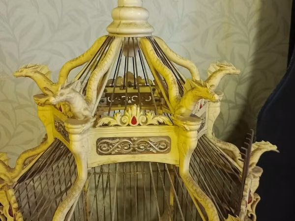 Dekorativ “fantaziya” üslubunda işlənmiş quş qəfəsi - Material: metal