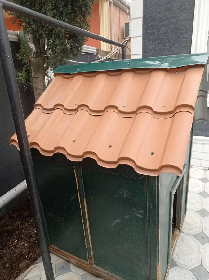 Metaltəbəqə damlı it evi - Material: möhkəm taxta karkas, üstü yaşıl