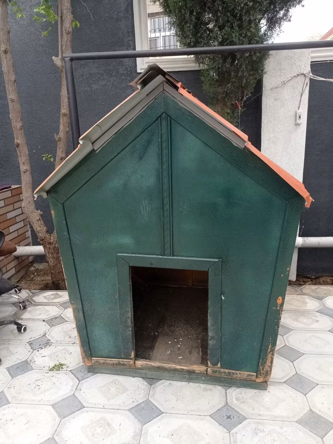 Metall dam örtüklü it evi - Material: bərk karkas, yanlar və ön hissə