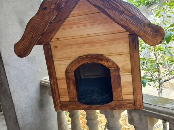 Taxta it evi - Material: keyfiyyətli taxta, təbii tekstura ilə -