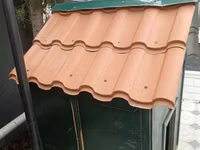 Metaltəbəqə damlı it evi - Material: möhkəm taxta karkas, üstü yaşıl — 照片 1
