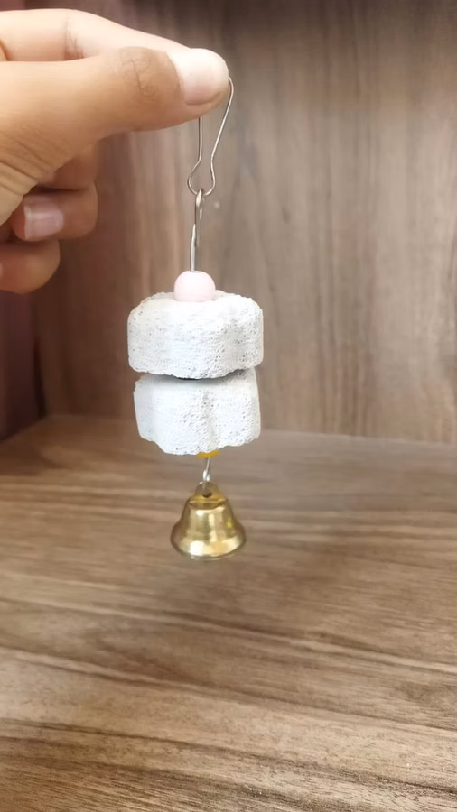 Məhsul: Qəfəs üçün asma quş oyuncağı – mineral daşlı və zəngli