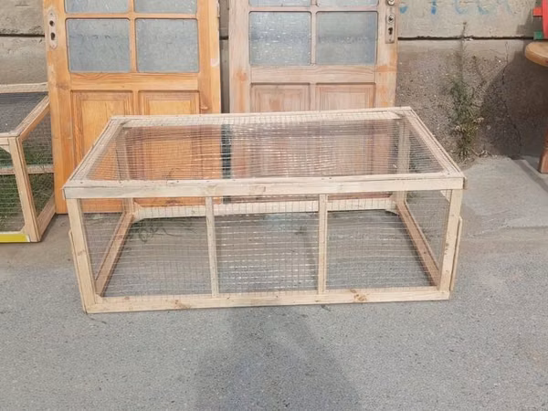Taxta çərçivəli və metal torlu heyvan qəfəsi.Toyuq,cücə saxlayanlar