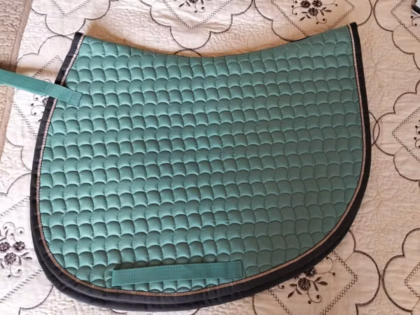 Atçılıq üçün yəhəraltı örtük (saddle pad) - Forma: ümumi