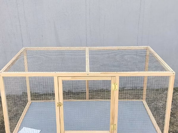 Uzunluq 90 eni 60 sm alti surmeli yani pasnosla ve yerden ayaqli