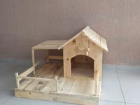 Taxta it evi və açıq veranda - Material: tamamilə təbii ağacdan — foto 1