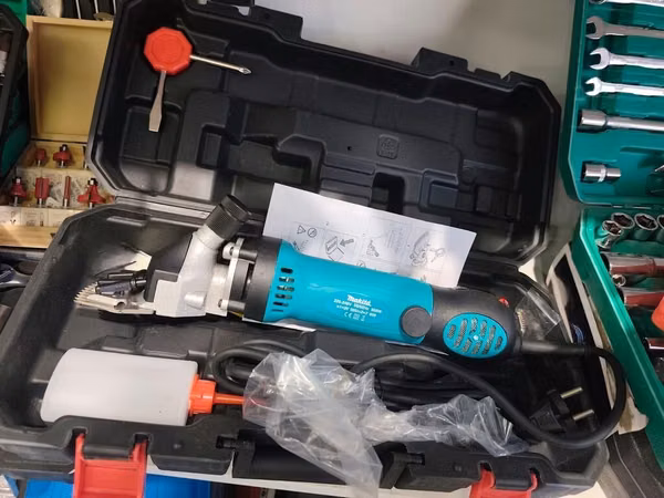 Makita elektrikli yun qırxma maşını (900W) – tam komplekt - Güc: 900W