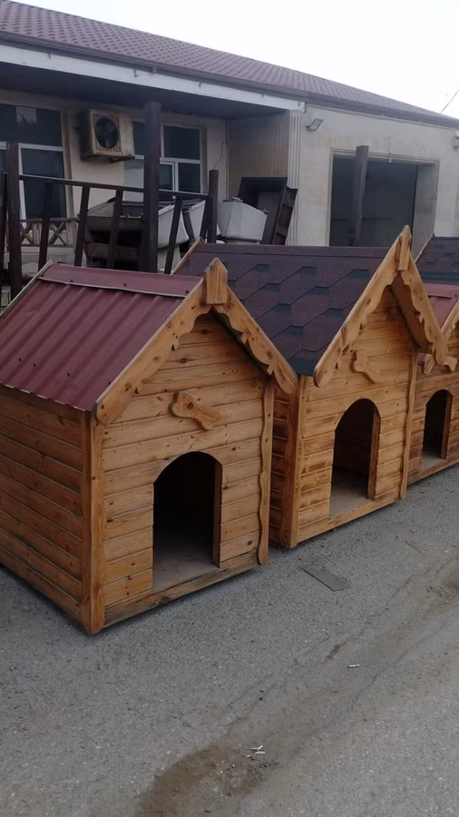 Taxta it evi - Material: təbii ağac lövhələrindən yığma, künclər