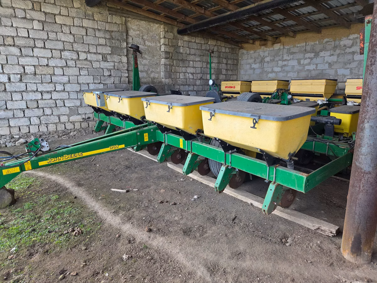 Продам сеялку John Deere 1780
