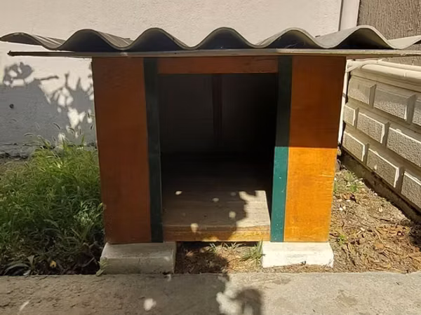 Taxta it evi - Material: qalın taxta korpus, yanlar əlavə lövhə ilə