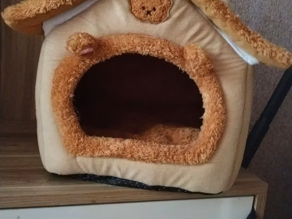 Pişik/kiçik it üçün yumşaq ev - Material: yumşaq plyuş və parça, iç