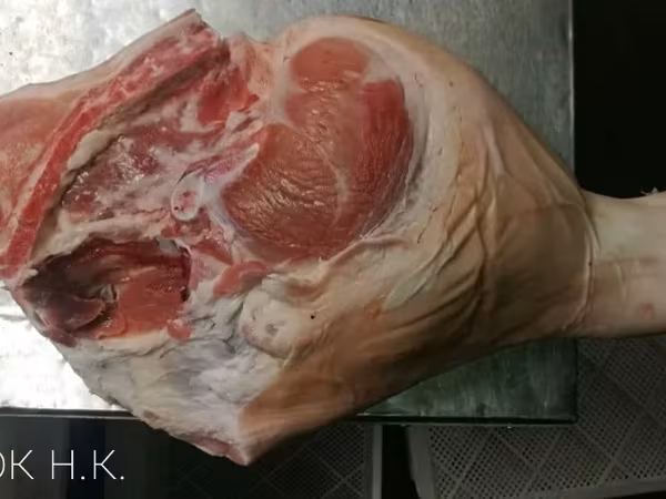 Свиной окорок на кости оптом